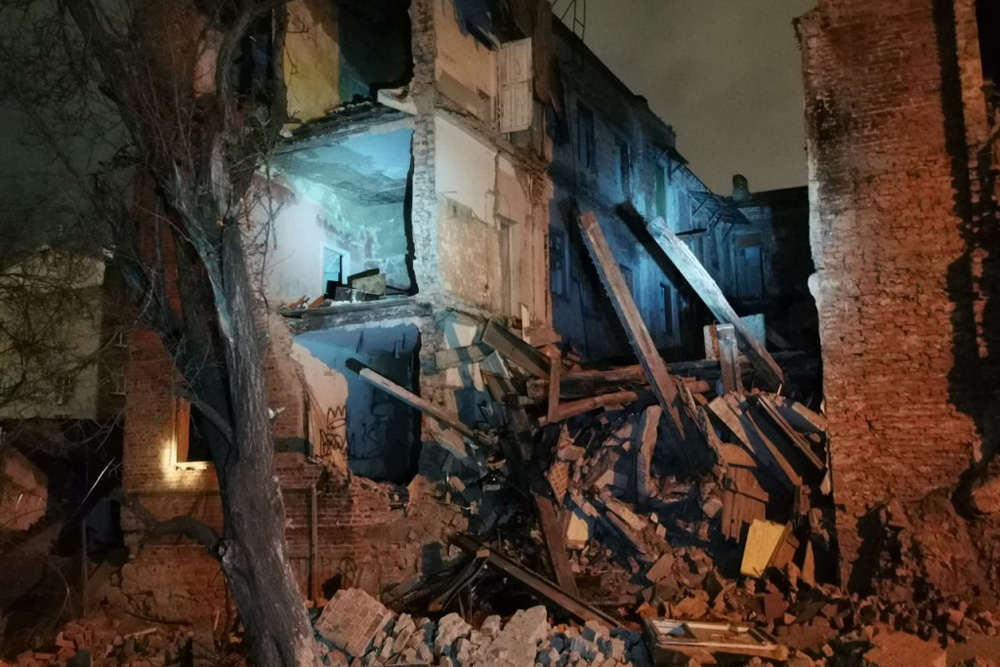 В результате обрушения трех этажей дома на ул. Ульяновской в Ростове никто не пострадал - фото 1