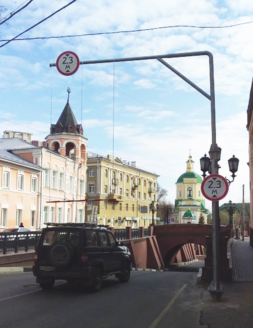 Перед Каменным мостом в Воронеже установили ограничители  - фото 1