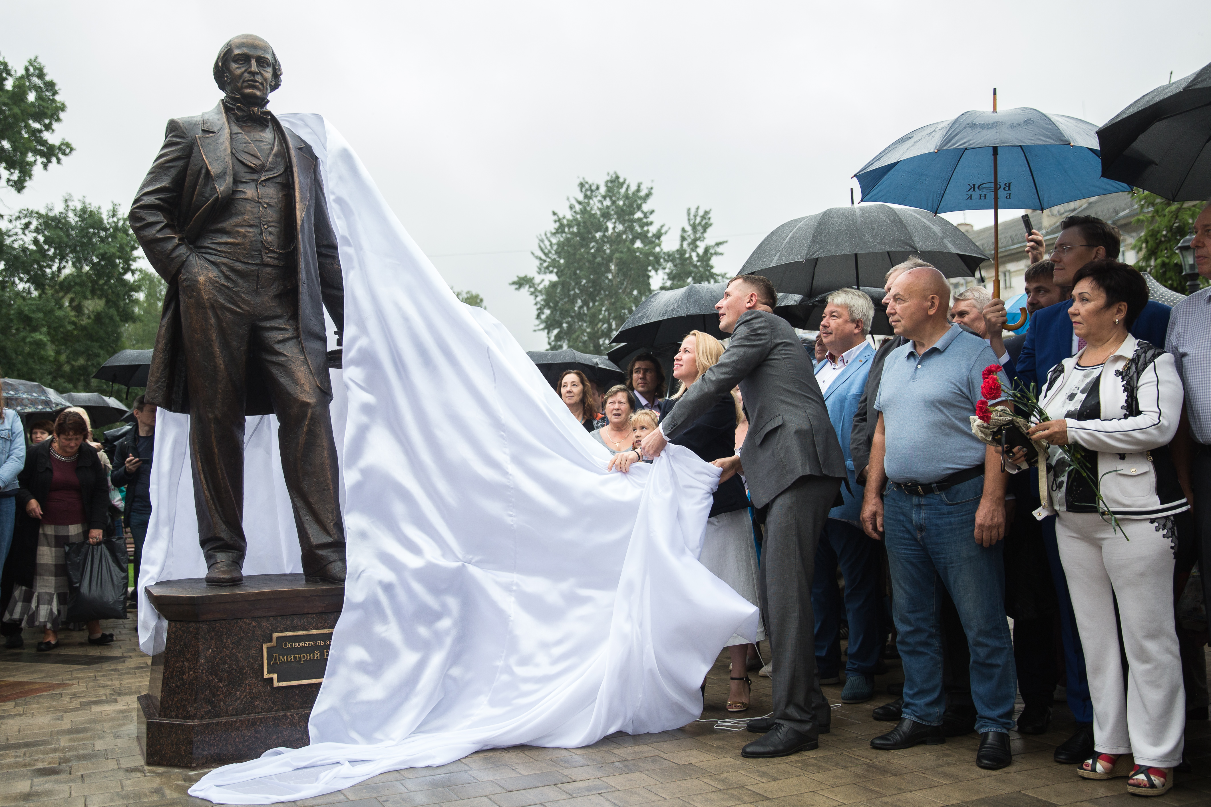Вместо памятника «Сормовской лирической» в Нижнем Новгороде установили бронзового «отца завода» - фото 1