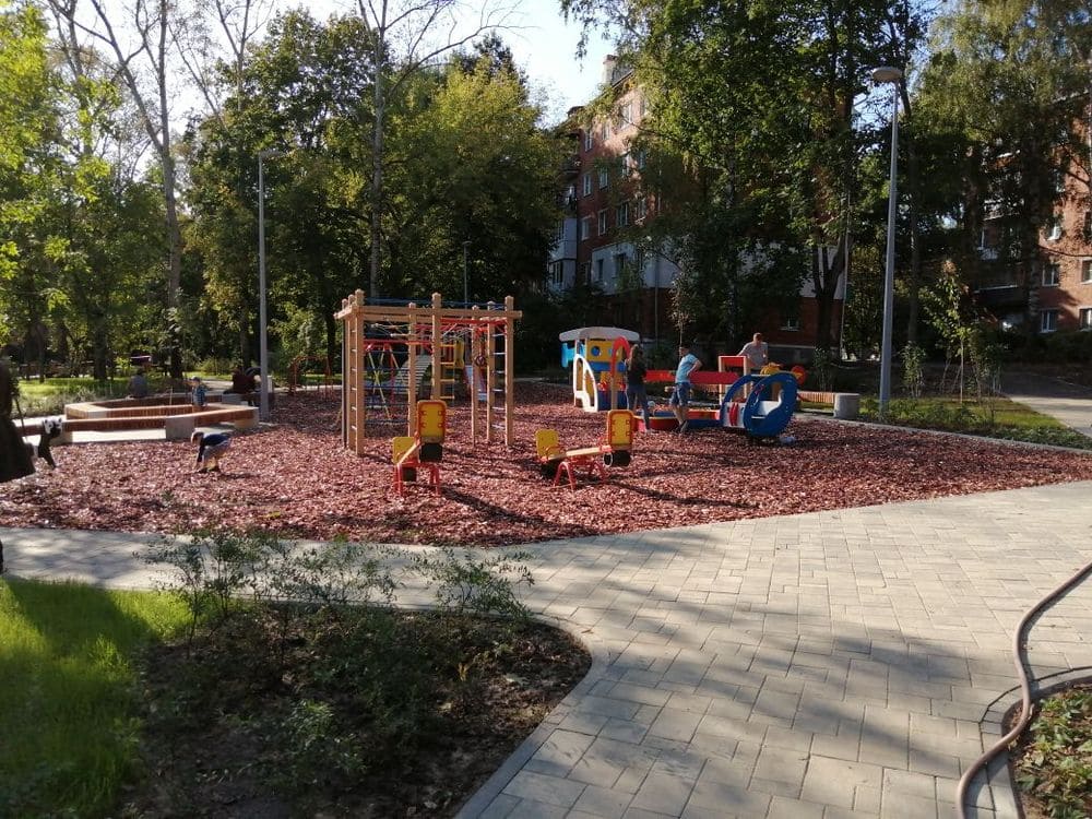 Детскую игровую площадку на улице Сурикова в Нижнем Новгороде освободили от ограждения