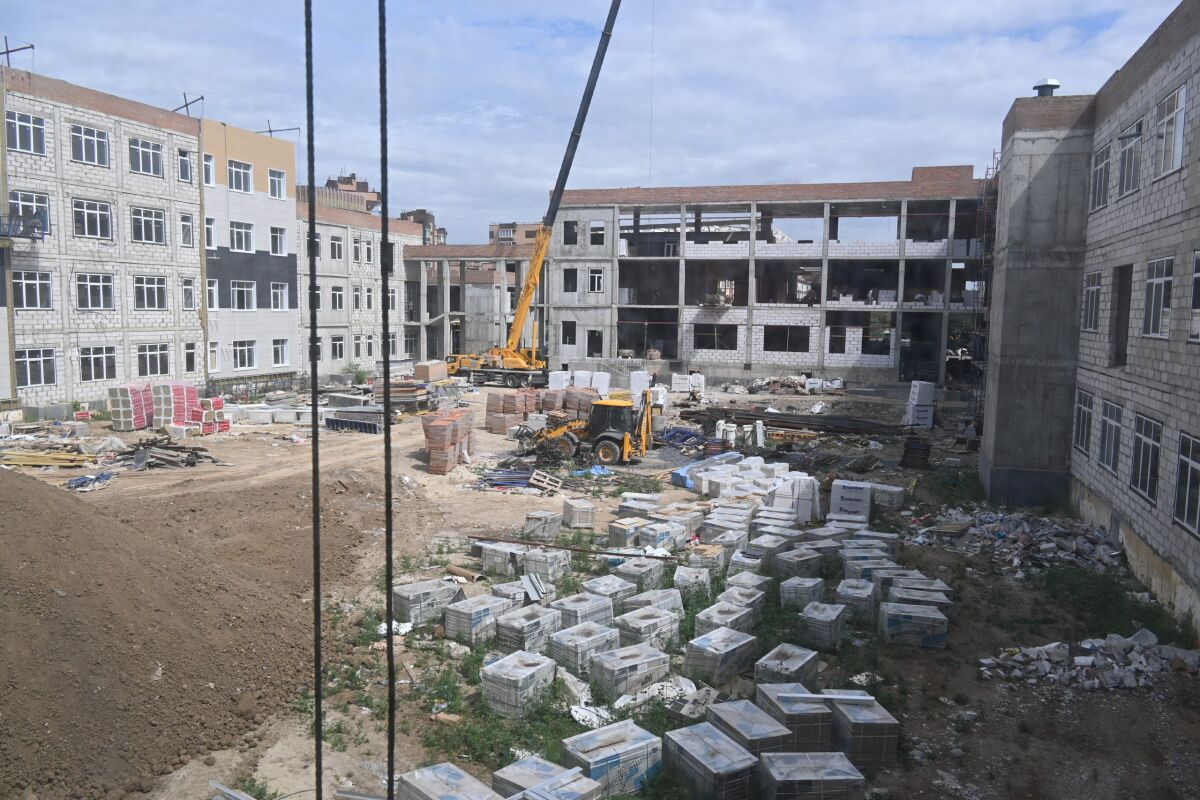 Завершение строительства школы в Аксае перенесли на ноябрь 2025 года - фото 1