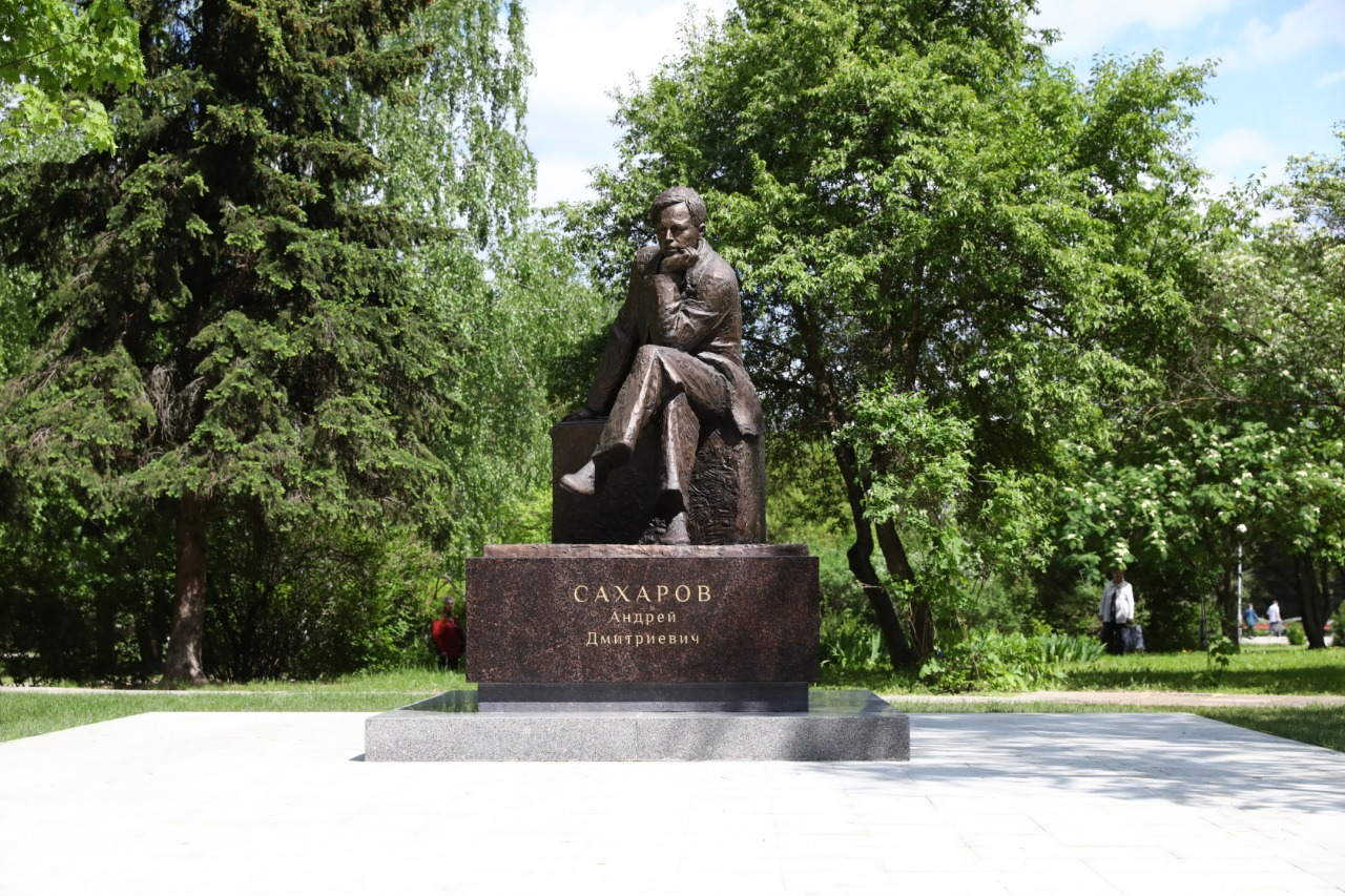 Памятник академику Сахарову установили в Сарове к его 100-летию - фото 1