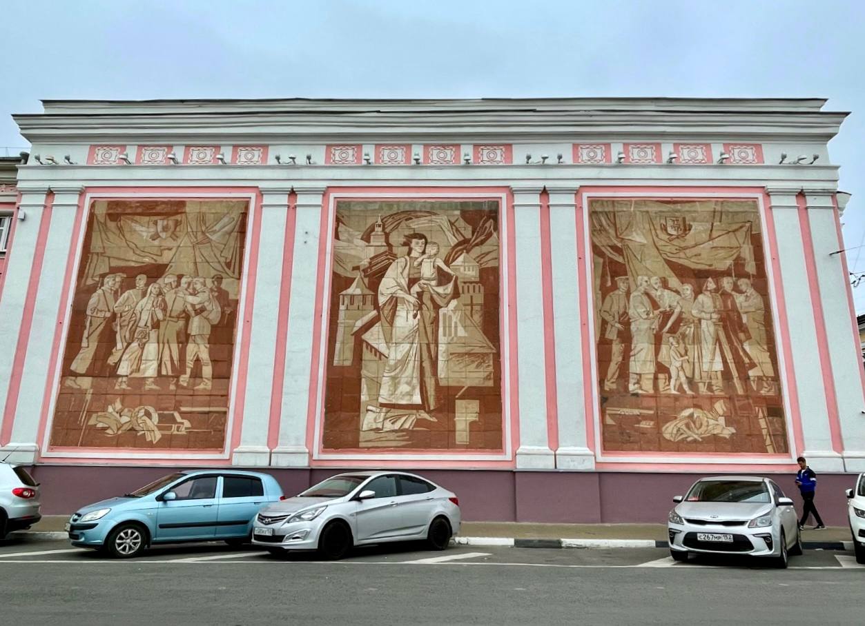 Панно «Связь времен» на Рождественской начнут реставрировать в августе - фото 1