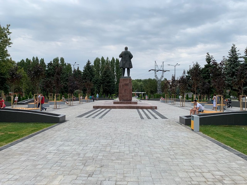 Фото аксай ленина. Площадь Ленина Аксай. Парк Ленина Аксай. Аксай новая площадь Ленина. Площадь Аксай Ростовская область.