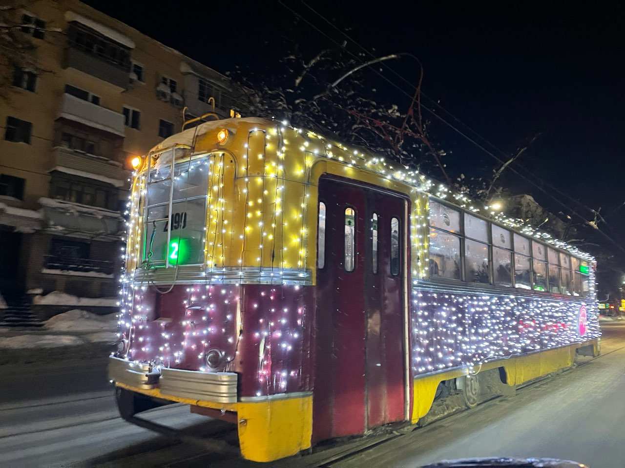 Три новогодних ретро-трамвая начали ходить по улицам Нижнего Новгорода - фото 1