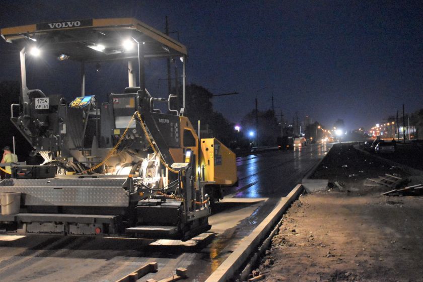 В Ростове-на-Дону уложили первые 3,7 тыс. кв. м. асфальта на мосту ул. Малиновского