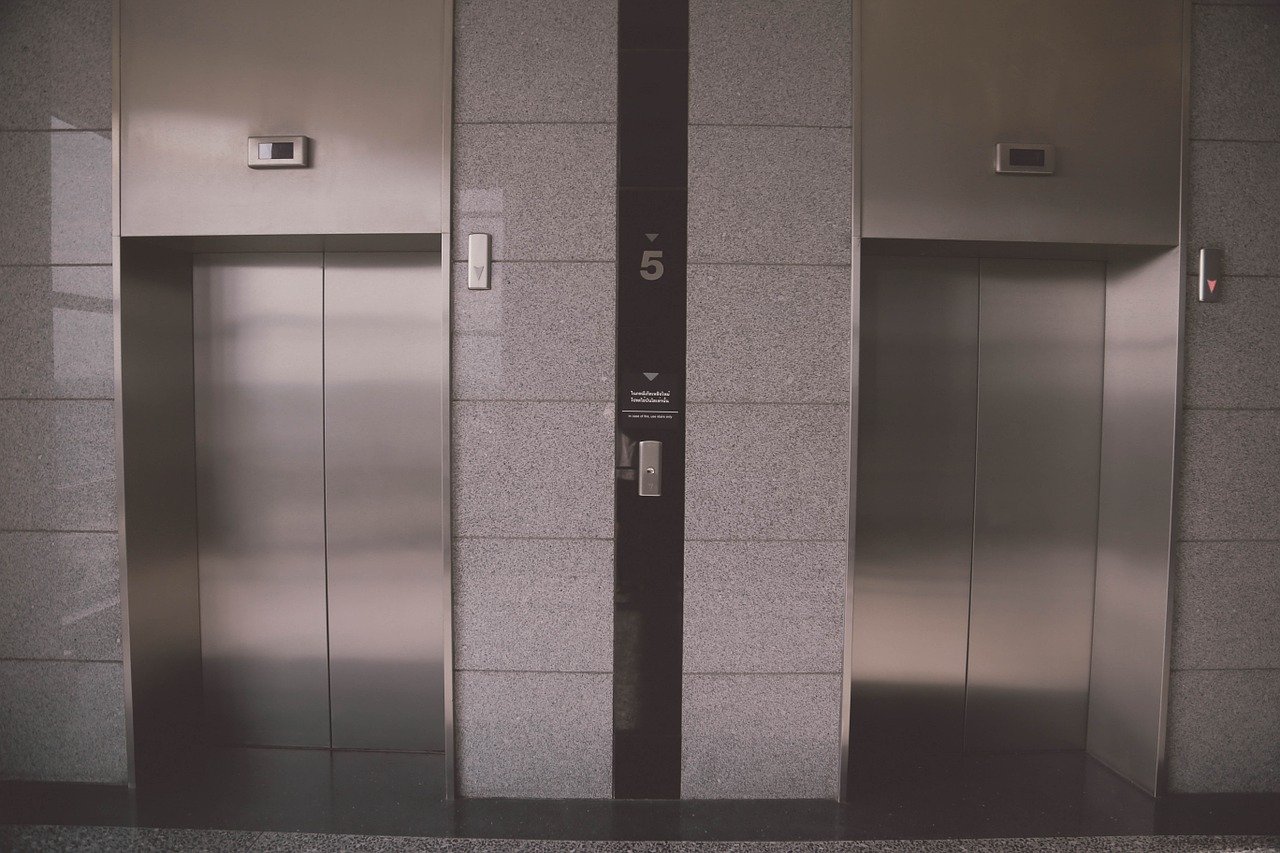 Регионам могут возместить половину стоимости работ по замене лифтов в жилых домах