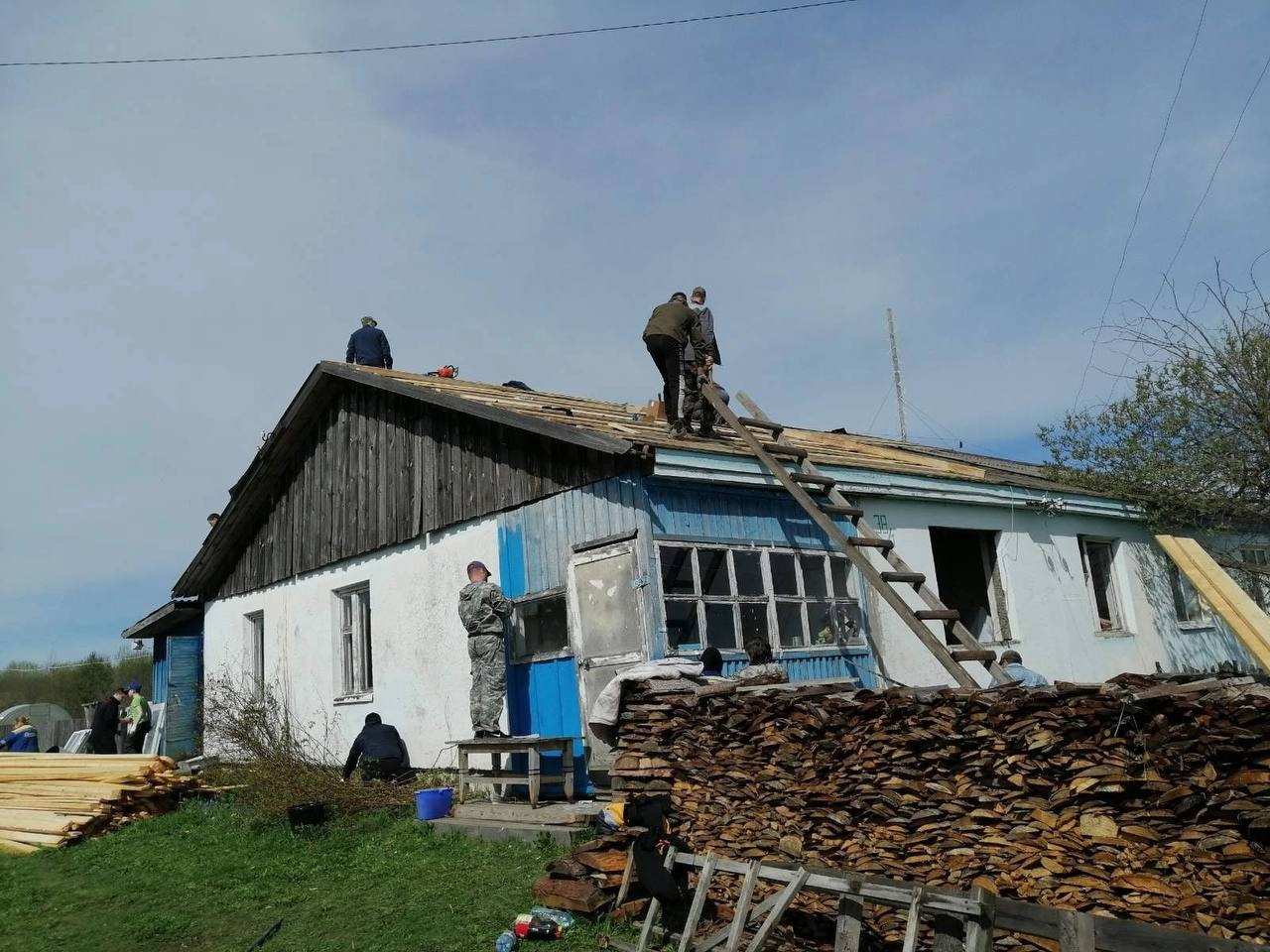 Крышу в доме погибшего участника СВО отремонтировали в Нижегородской области - фото 1