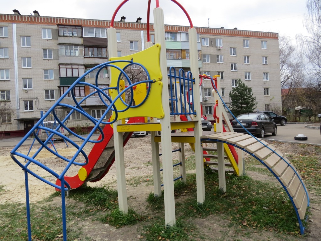 На улице Лескова благоустроили двор и установили детскую площадку