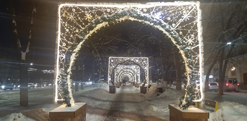 Бульвары и скверы украшают новогодними арками в Приокоском районе 