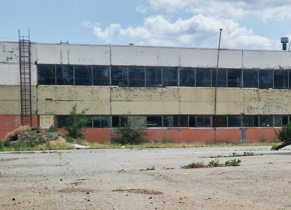 Здание бывшего завода металлообработки в Волгодонске продают за долги - фото 1