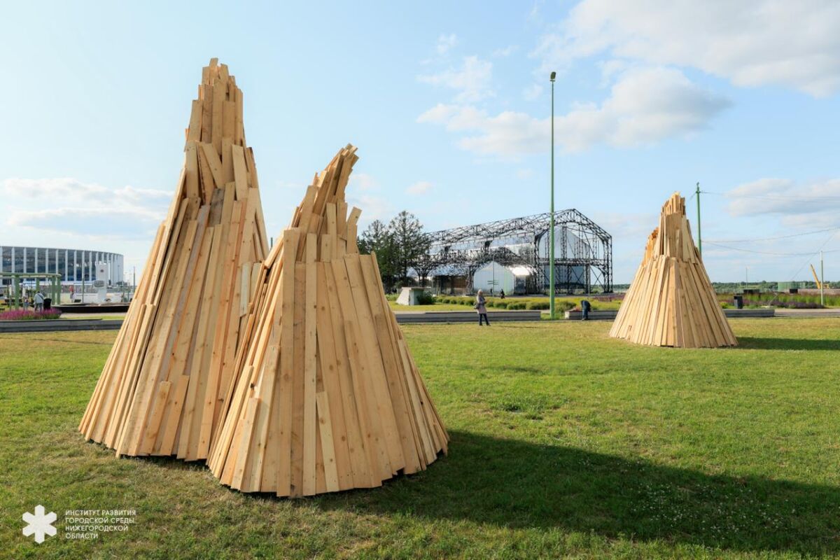 Необычные арт-объекты из дерева установили на Стрелке в Нижнем Новгороде - фото 1