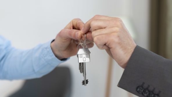 Дарение недвижимости: как правильно оформить сделку и можно ли ее отменить