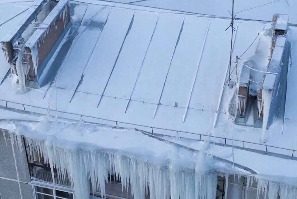 В Ростове управляющим компаниям грозят штрафами за наледь на крышах - фото 1