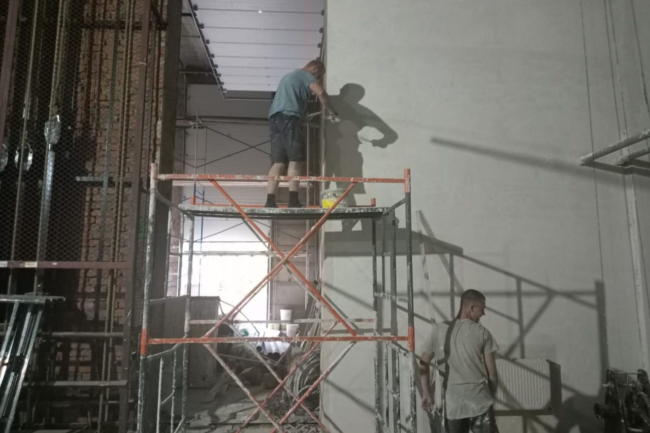 Названа разница в зарплатах мужчин и женщин в строительстве на юге России - фото 1