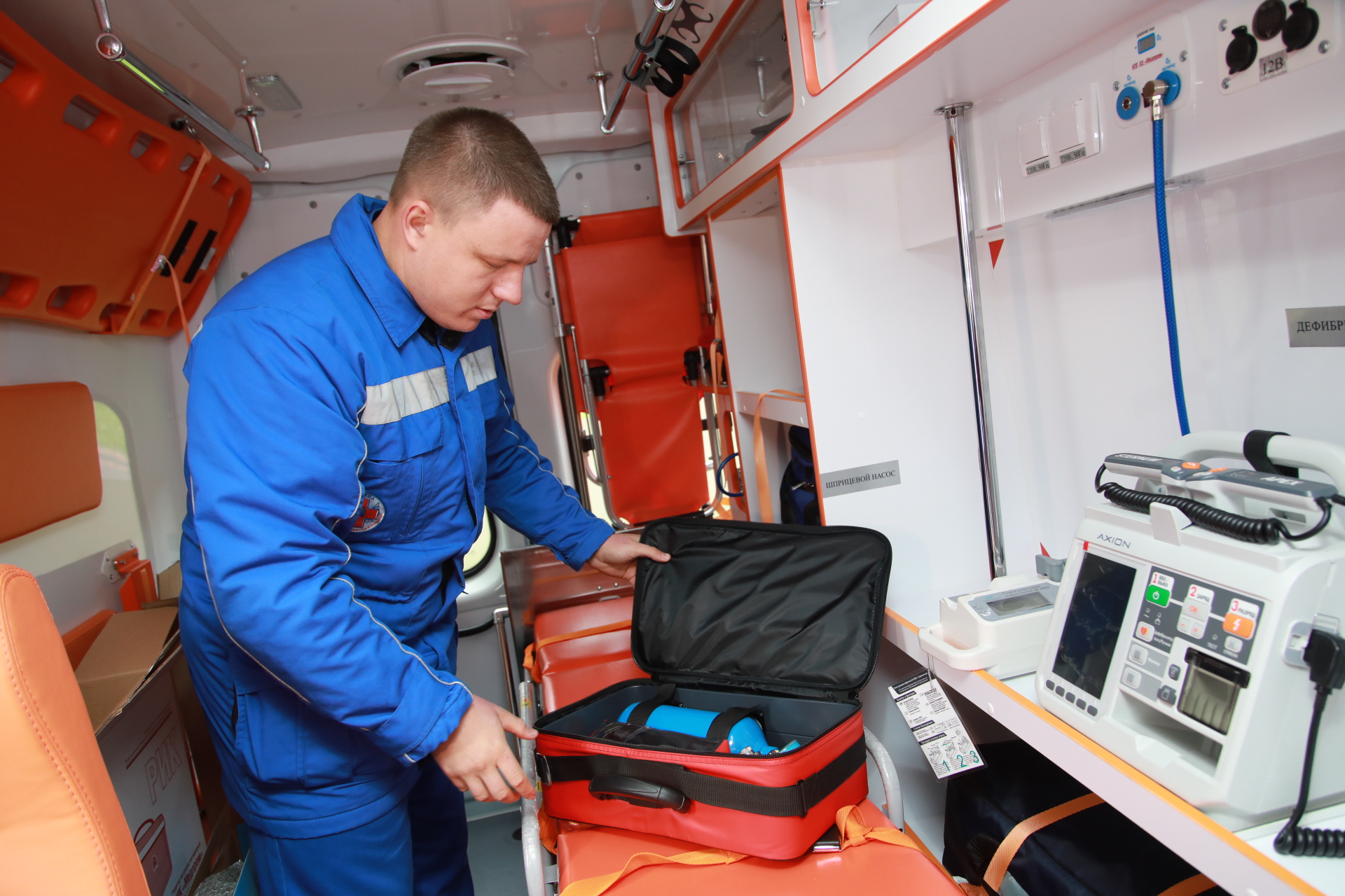 Еще 52 автомобиля скорой помощи передали в больницы Нижегородской области 